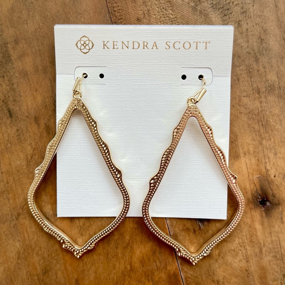 NWT Kendra Scott Sophee Drop Earrings in Gold